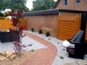 Gartengestaltung: Roter Ziegelweg und Terrassenplatten