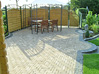 Gartengestaltung: Terrasse aus Naturstein und Kopfsteinpflaster
